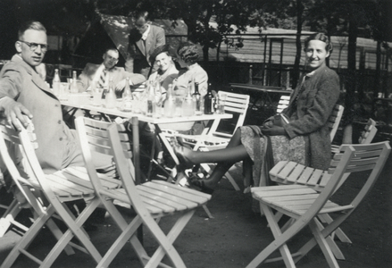 350941 Afbeelding van enkele leden van de Utrechtsche Gymnastiek- en Schermvereniging Bato op, vermoedelijk, een terras ...